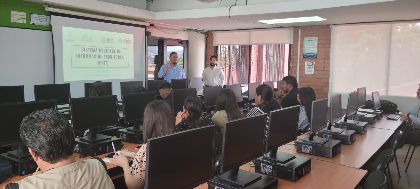 Estudiantes de la Universidad Metropolitana de Honduras se capacitan en Sistemas de Información Geográfica (SIG)